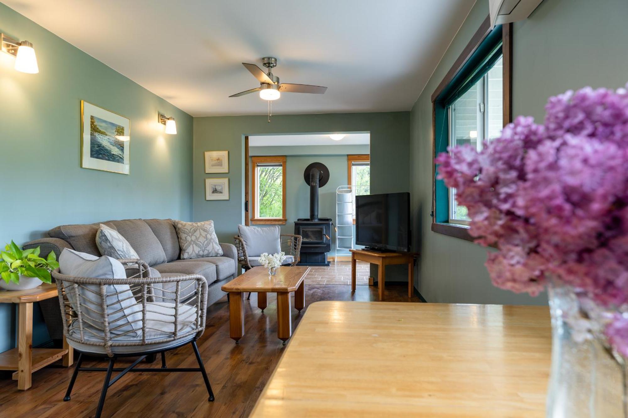 2Mins To Town, Ac & Sauna, Self Check-In, Full Kitchen, Free Laundry & Parking, Family Pet Friendly, Comfortably Sleeps Up To 10 Golden Exteriér fotografie